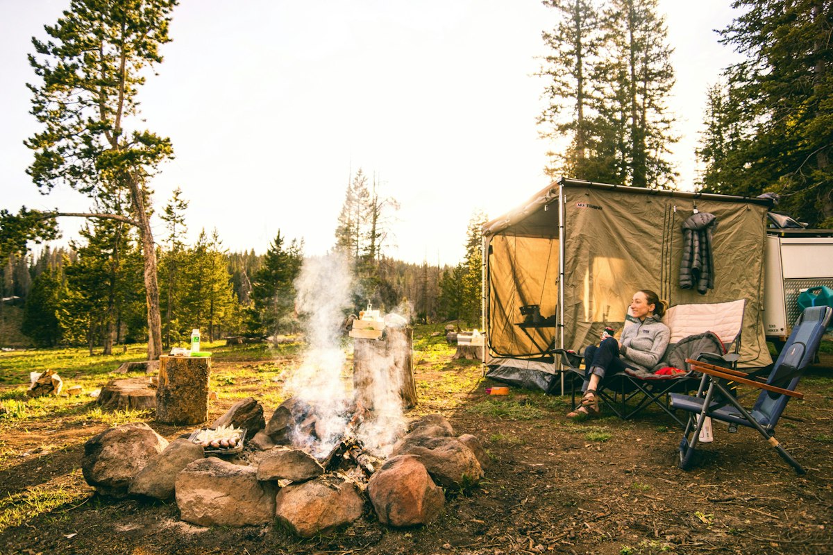 Mesa de equipamiento en campamento rústico